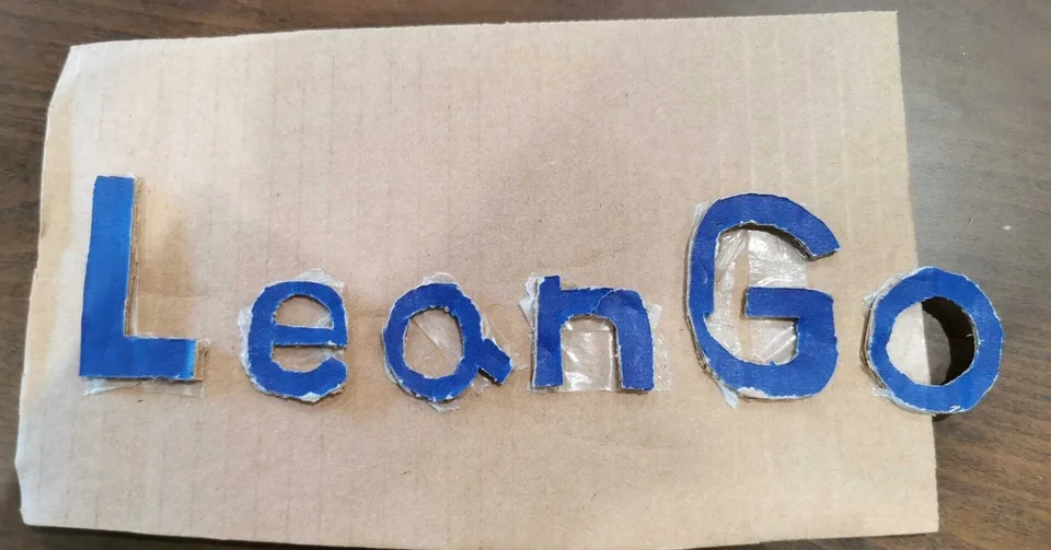 ダンボールを切り抜いて自作したLeanGoの社名看板